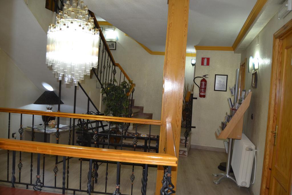 Hostal Don Juan I Алькала-де-Енарес Екстер'єр фото
