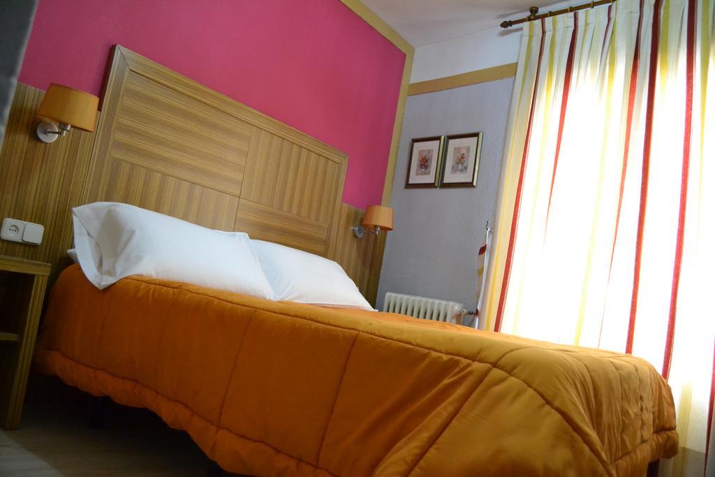Hostal Don Juan I Алькала-де-Енарес Екстер'єр фото